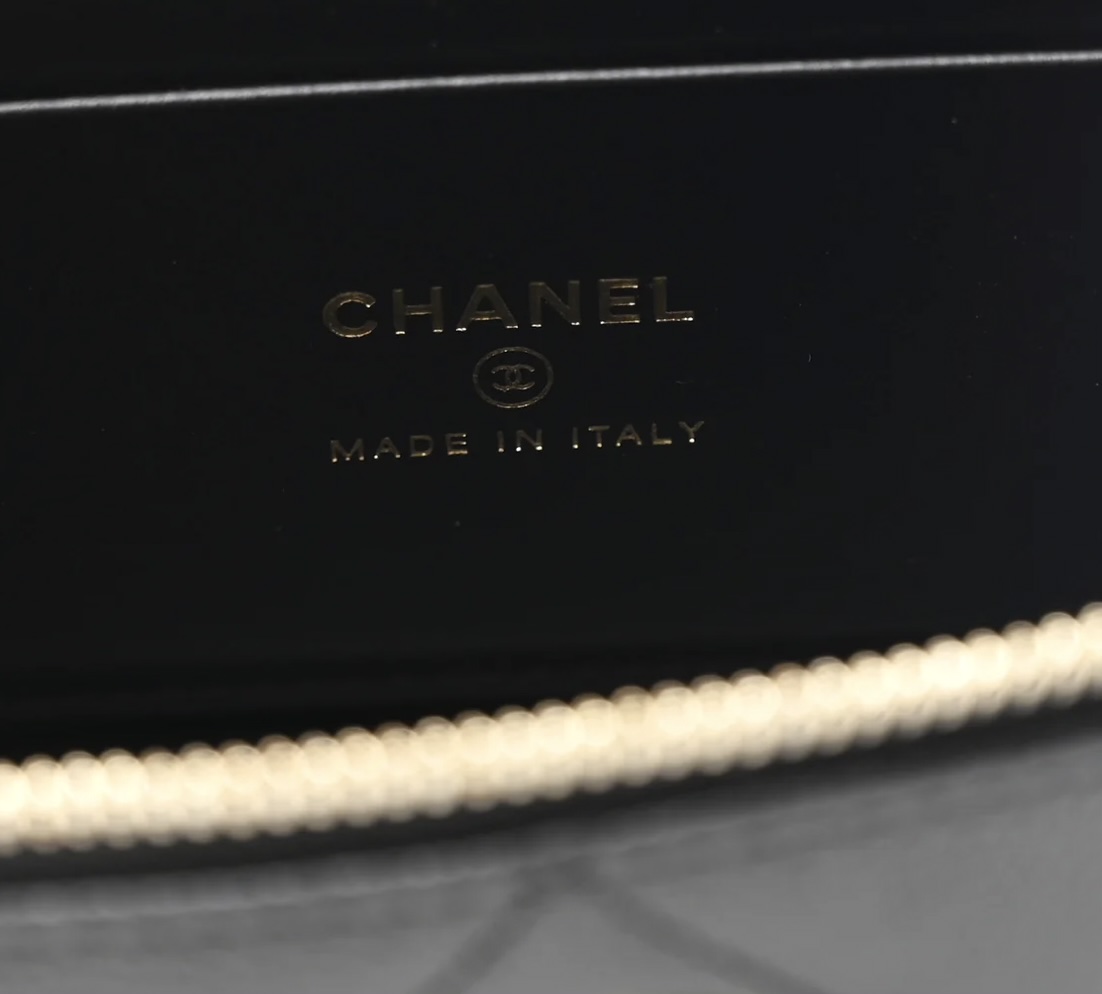CHANEL
Caviar Quilted Top Handle Slim Vanity With Chain Black - Image 4